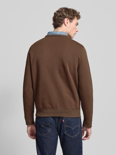 Männermodel trägt Sweatshirt mit Label-Stitching von Polo Ralph Lauren in Braun aus Baumwoll-Mix, Regular-Fit, Rückenansicht, Rückenlänge 67 cm.