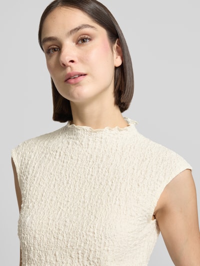Vrouwenmodel draagt Top met structuurpatroon van Jake*s collectie in katoenmix met stretch, regular fit, opstaande kraag, nahaufnahme bovenlichaam.