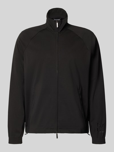 Produktfoto, schwarze Sweatjacke mit Stehkragen und Zweiwege-Reißverschluss von Emporio Armani, Lyocell-Mix mit Viskose-Anteil, Regular-Fit, Eingrifftaschen, Rückenlänge 68 cm, Ärmellänge 84 cm, glatte Oberfläche, dezente Logostickerei am Ärmel