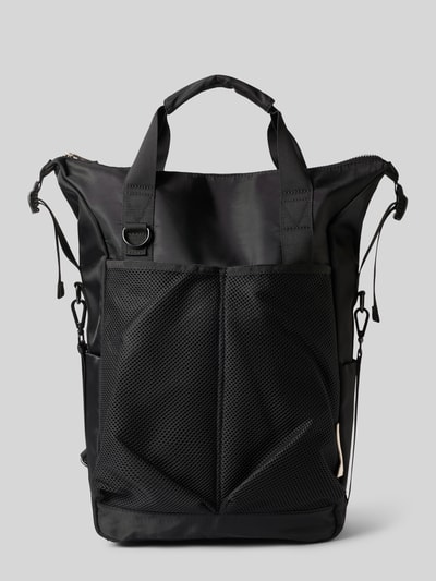 Produktfoto, Rucksack mit Logo-Detail von AY STUDIOS in Schwarz mit Netz-Taschen, Reißverschluss, verstellbaren Schulterriemen und Logo-Detail, breite Form, glatte und strukturierte Oberflächen, Kontext: Hauptfach mit Reißverschluss, Maße 42x54x13 cm, Schulterriemen 98 cm.