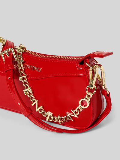 Produktfoto, Shoulder Bag mit Logo-Detail Modell 'Elly' von VALENTINO BAGS, glänzendes Rot, goldfarbene Ketten-Optik, Reißverschluss, abnehmbare Schulterriemen, Hauptfach, Reißverschlusstasche auf der Innenseite, Maße ca. 20x10x4 cm, Riemenlänge 112 cm