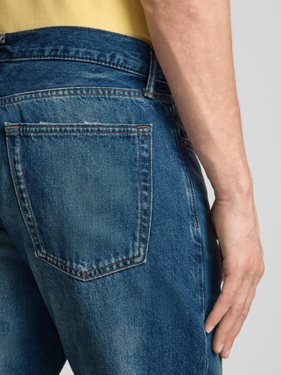 Mężczyzna nosi Relaxed Straight Fit Jeans im Used-Look od GAP, wpuszczane kieszenie, bawełna, efekt znoszenia, detal z tyłu, zbliżenie