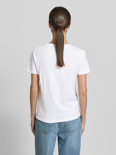 Kobiece model prezentuje T-Shirt mit Rundhalsausschnitt od Jake*s Casual, bawełna, prosty krój, fakturowany wzór, długość tyłu 51 cm, całkowity widok z tyłu.