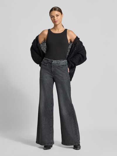 Modelka nosi Wide Fit Jeans mit Gesäßtaschen von Luisa Cerano, szary bawełniany stretch, szerokie nogawki, kieszenie z patkami, zamek, guzik, szerokość w rozmiarze 36: 40 cm, długość wewnętrzna nogawki: 86 cm, widok całej sylwetki z przodu.