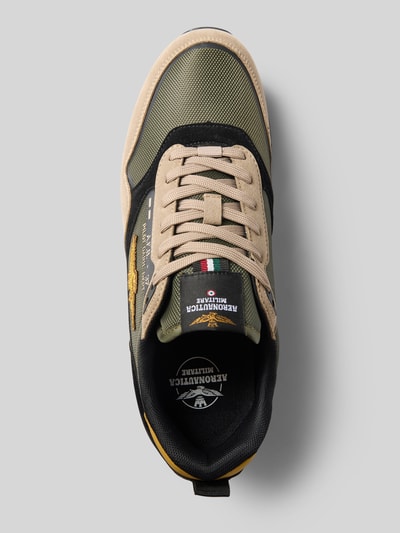 Produktfoto, Sneaker mit Logo-Detail Modell 'Firenze' von Aeronautica Militare in Olivgrün, Beige und Schwarz, strukturierte Oberfläche, leicht profilierte Sohle, abgerundete Passform, Absatzhöhe 3 cm, Schafthöhe 9 cm, Schaftweite 10 cm, Herren Sneaker, Logo-Detail, Draufsicht.