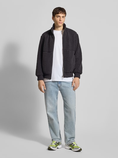 Männermodel trägt Regular Fit Bomberjacke in Kunstfell-Optik Modell 'RAY' von Only & Sons, Teddyfell, Stehkragen, Ganzkörperansicht von vorne.