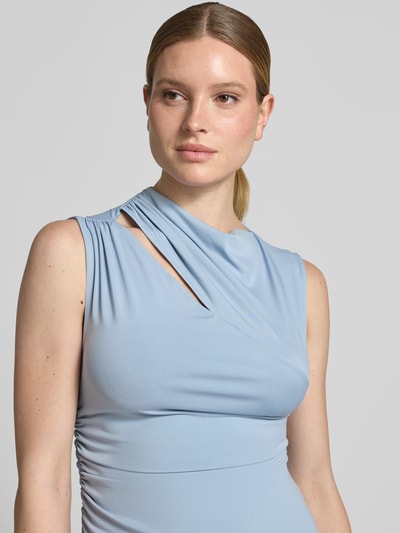Frauenmodel trägt Schmales Freizeitkleid mit Seitenschlitz Modell 'ROBIN-MAJA' von Selected Femme, Optik: Unifarben, Passform: Schmal, Maxi-Länge, Rundhals-Ausschnitt, Ärmelform: Ohne, Seitenschlitz, Materialverarbeitung: Stretch, hellblaue Farbe, glatte Struktur, Nahaufnahme Oberkörper.