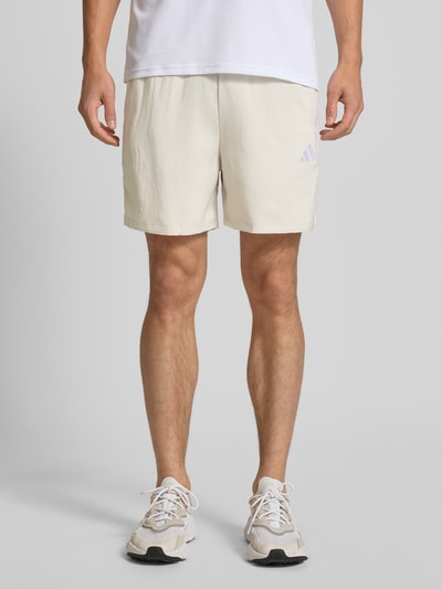 adidas Sportswear Korte broek met labelstitching en elastische band Zand - 4