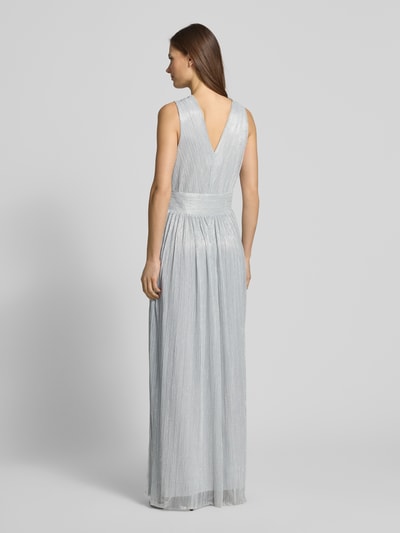 Frauenmodel trägt Regular Fit Abendkleid in Plissee-Optik von GUIDO MARIA KRETSCHMER WOMAN, silberfarben, ärmellos, tailliert, Ganzkörperansicht Rückansicht.
