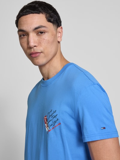 Männermodel trägt Regular Fit T-Shirt aus reiner Baumwolle von Tommy Jeans, unifarbenes Jersey mit Label Print, Nahaufnahme Oberkörper.