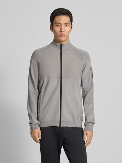Männermodel trägt Regular Fit Sweatjacke aus Viskose-Mix Modell 'TOUR HY' von BOSS Green in Unifarben, Ganzkörperansicht von vorne.