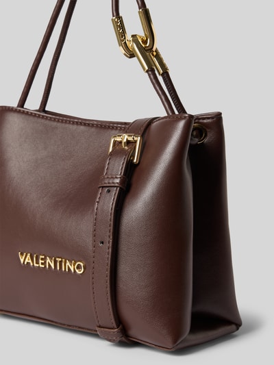 Produktfoto, braune Umhängetasche mit Label-Schriftzug Modell 'FABLE RE' von Valentino Bags, goldene Details, glatte Lederstruktur