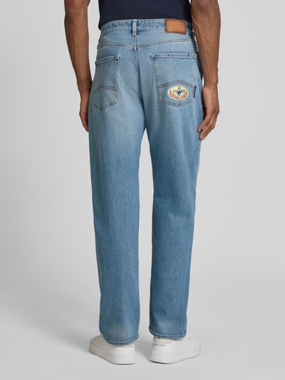 Mannelijk model draagt Jeans im 5-Pocket-Design van ARMANI EXCHANGE, lichtblauw, mix van katoen en elastaan, regular fit, knoop- en ritssluiting, bandwijdte bij maat 32/32 44 cm, binnenbeenlengte 80 cm, volledig zicht van achteren.