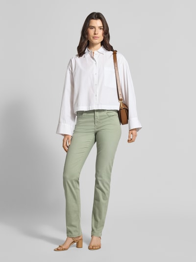Frauenmodel trägt Slim Fit Jeans im 5-Pocket-Design Modell 'CICI' von Angels, Baumwoll-Mix mit Stretch-Anteil, Gerader-Schnitt, Ganzkörperansicht von vorne.