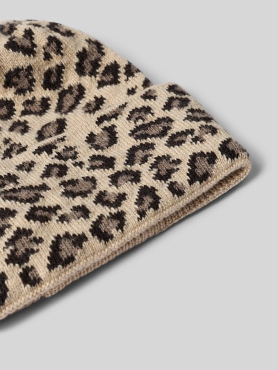 Produktfoto, Mütze aus Schurwolle-Kaschmir-Mix mit Animal-Print von UNIO HAMBURG, sandfarben mit Leopardenmuster, breite Umschlagkante, weiche Textur.