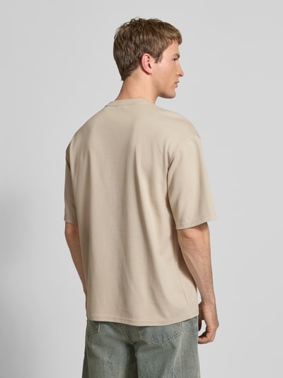 Männermodel trägt Boxy Fit T-Shirt aus Baumwoll-Mix Modell 'CASPIAN AIRFLEX BOXY' von Only & Sons, Optik: Unifarben, Ganzkörperansicht Rückansicht. Passform: Boxy-Fit, Rundhals, Kurzarm, kühlend, atmungsaktiv, feuchtigkeitsregulierend.