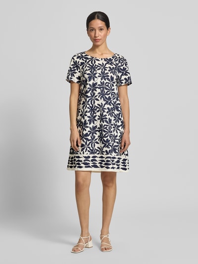 Frauenmodel trägt Relaxed Fit Kleid mit floralem Allover-Print von ROBE LÉGÈRE, elastischer Baumwoll-Mix, marineblau auf creme, Ganzkörperansicht von vorne.