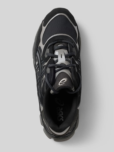Produktfoto, Sneaker mit Label-Detail von ASICS TIGER, Material-Mix in Schwarz und Grau, strukturierte Sohle, gerundete Form, Label-Detail, Schnürverschluss, Absatzhöhe 4 cm, wysokość cholewki 8 cm, szerokość w rozmiarze 44: 9 cm