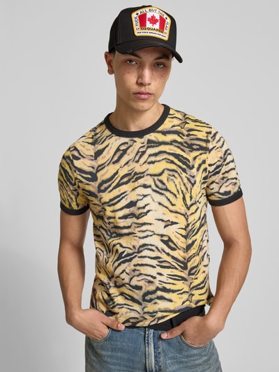 Männermodel trägt Base Cap mit Logo-Patch von Dsquared2 aus reiner Baumwolle, schwarzes Cap mit Statement-Stitching, Nahaufnahme Oberkörper.