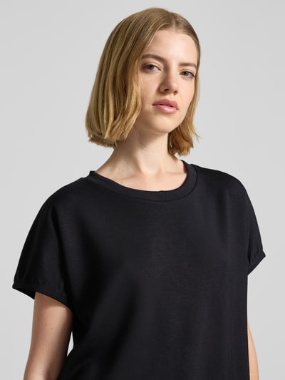 Frauenmodel trägt Damen T-Shirt aus Mohair-Mix mit Rundhalsausschnitt Modell 'BANU' von Soyaconcept in Schwarz, Regular-Fit, Nahaufnahme Oberkörper.