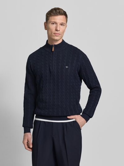 Mannelijk model draagt Strickpullover met kort rits van Fynch-Hatton, donkerblauw, katoen, regular fit, gebreide textuur, geribde boorden, steekkraag, detailopname bovenlichaam.