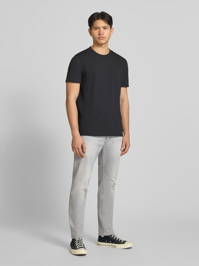 Männermodel trägt Tapered Straight Fit Jeans aus Baumwoll-Mix Modell 'BRODY' von HUGO Blue in grauer Denim-Twill-Optik, Ganzkörperansicht von vorne