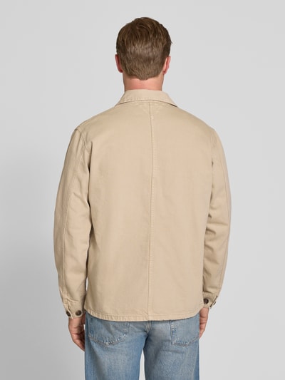 Männermodel trägt Regular Fit Hemdjacke aus reiner Baumwolle von Tommy Hilfiger, beige, Optik: Unifarben, Ganzkörperansicht Rückansicht.