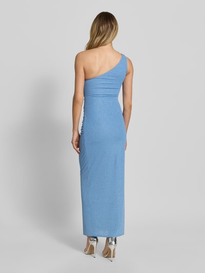 Frauenmodel trägt Midikleid mit Seitenschlitz von TROYDEN COLLECTION in Hellblau, Figurbetont, Drapierungen, One-Shoulder-Look, Ganzkörperansicht Rückansicht.