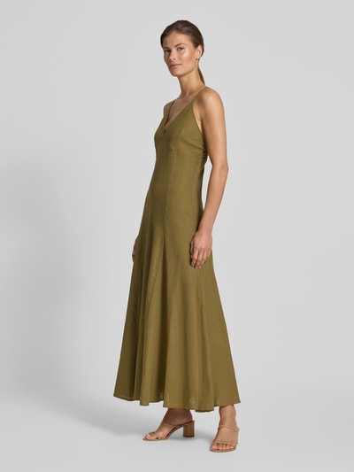 Frauenmodel trägt Regular Fit Leinenkleid mit Viskose-Anteil von Rinascimento in Oliv mit Spaghetti-Trägern und Maxilänge, Ganzkörperansicht von vorne.