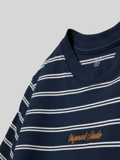 Produktfoto, T-shirt mit Streifenmuster und Stitching von JACK & JONES, dziecięcy t-shirt z bawełny, wzór w paski, haft, krój regular fit, okrągły dekolt, długość tyłu w rozmiarze 140: 52 cm