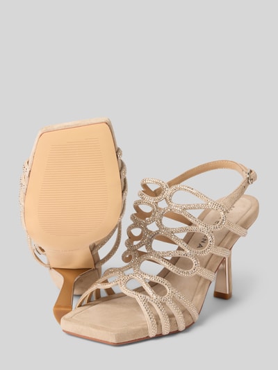 Produktfoto, Sandalette mit Ziersteinbesatz und Pfennigabsatz von ALMA EN PENA, hellbeige, glänzende Steine, Textur aus Riemen, 9 cm hoher Absatz, Dornschließe, Damenmodell, Produktdetails gut sichtbar.