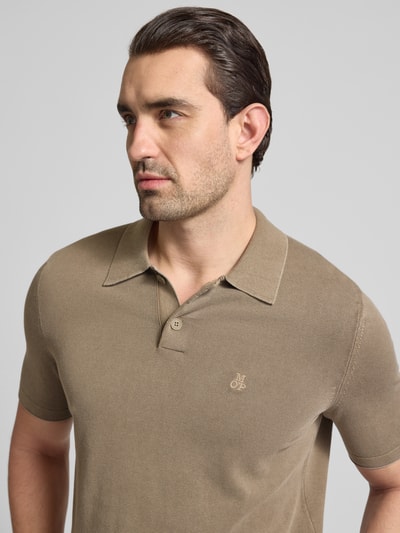 Männermodel trägt Regular Fit Poloshirt aus reiner Baumwolle von Marc O'Polo, Optik: Unifarben, Logo-Stitching, Nahaufnahme Oberkörper.