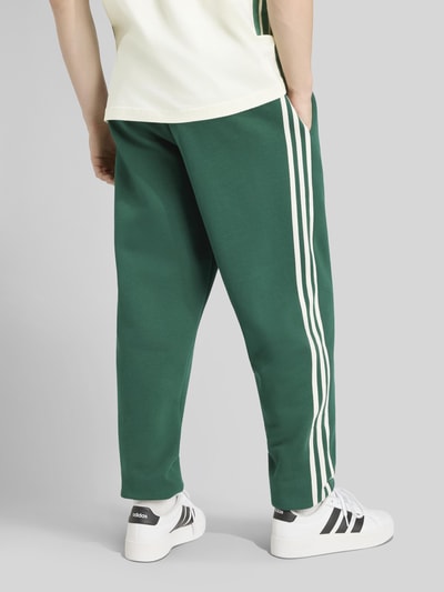 adidas Sportswear Relaxed Fit Sweathose mit Kontraststreifen Gruen 4