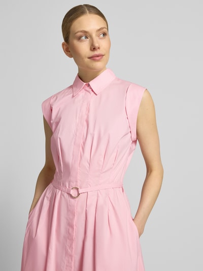 Modelka kobieca nosi Hemdblusenkleid mit Gürtel od Liu Jo White, różowa bawełna, kołnierz koszulowy, pasek, A-linia, długość pleców w rozmiarze 36: 117 cm, szerokość w rozmiarze 36: 36 cm, zbliżenie na górną część ciała