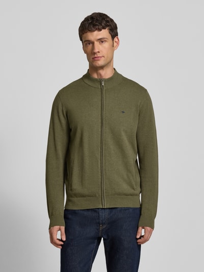 Männermodel trägt Strickjacke mit Reißverschluss von Fynch-Hatton in Olive, Reine Baumwolle, Regular-Fit, Gerippte-Abschlüsse, Stehkragen, Label-Stitching, Eingrifftaschen, Ganzkörperansicht von vorne.