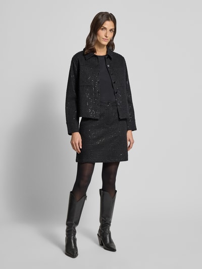 Modelka nosi Minirock mit Paillettenbesatz Modell 'SHOW' od FREE/QUENT, czarna bawełna, luźny krój, przód w pełnej sylwetce.