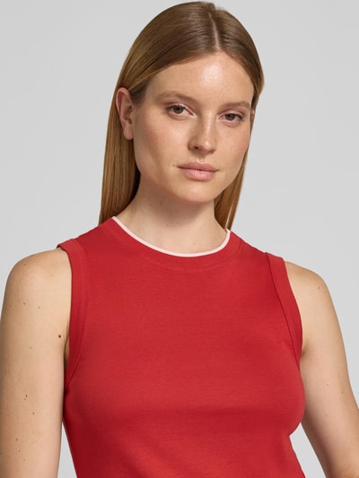 Frauenmodel trägt Tanktop aus Baumwolle mit Rundhalsausschnitt von JAKE*S STUDIO WOMAN, Damen, Reine Baumwolle, Regular-Fit, Nahaufnahme Oberkörper. Rückenlänge bei Größe 38: 57 cm.