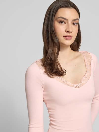 Frauenmodel trägt Longsleeve mit V-Ausschnitt und Spitze von Gina Tricot, Baumwoll-Mix mit Modal-Anteil, Slim-Fit, Feinripp, Nahaufnahme Oberkörper.