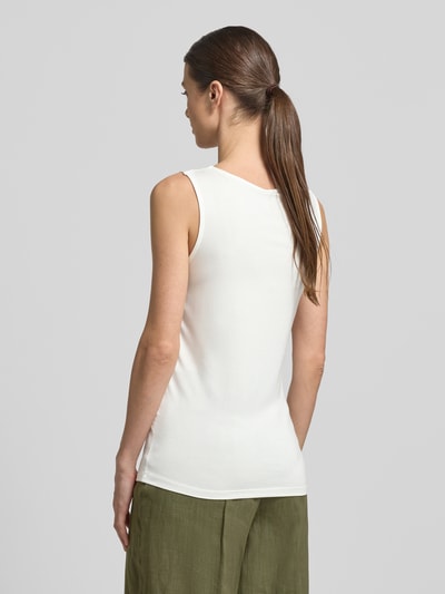 Frauenmodel trägt Top mit V-Ausschnitt Modell 'Marica' von Soyaconcept aus Lyocell-Elasthan-Mix in Slim-Fit, Rückenlänge 60 cm, Ganzkörperansicht Rückansicht