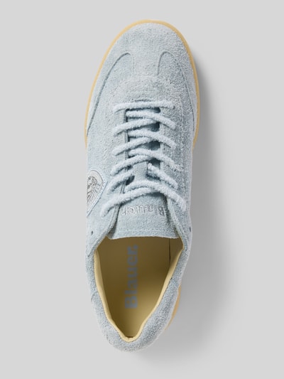 Produktfoto, Sneaker mit Label-Detail Modell 'AURORA01' von Blauer USA in Hellblau, strukturierte Sohle, abgerundete Form, Draufsicht.