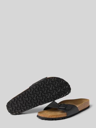 Produktfoto, zwarte instappers in Leerlook, afgeronde pasvorm, Model 'Madrid' van Birkenstock, logodetail, hakhoogte maat 40: 3 cm