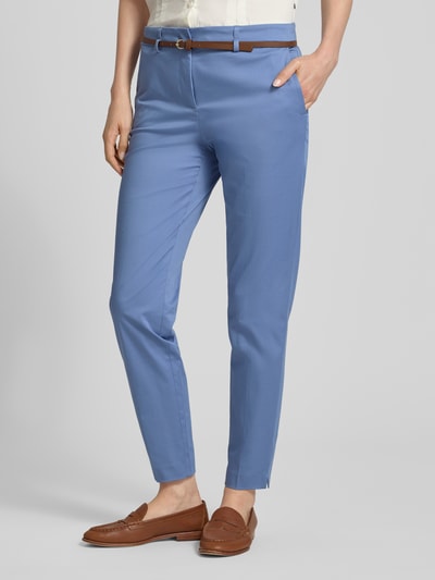 Vrouwenmodel draagt Hose in verkürzter Passform mit Gürtel van Christian Berg Woman in lichtblauw, katoen- en viscosemix, slim fit, verkort, met riem, bandwijdte maat 36: 41 cm, binnenbeenlengte maat 36: 72 cm, detailopname, voorkant.