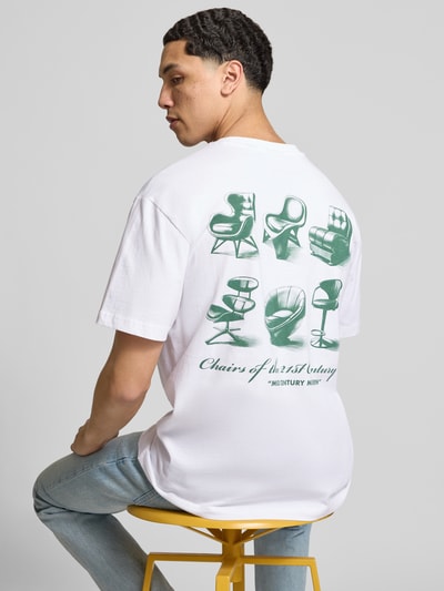 Männermodel trägt Regular Fit T-Shirt aus reiner Bio-Baumwolle Modell 'FRED LIFE' von Only & Sons, Optik: Unifarben, Rücken-Print, Ganzkörperansicht Rückansicht.