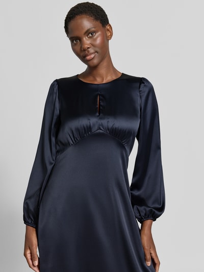 Vrouwenmodel draagt een donkerblauwe satijnen midi-jurk met druppelvormige hals van Christian Berg Woman Selection, elastische materiaalmix, getailleerd, met lange mouwen, Nahaufnahme Oberkörper.
