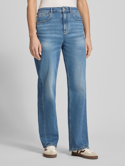 Vrouwenmodel draagt Wide Leg Jeans im Used-Look van Lanius, mix van katoen en elastaan, steekzakken, blauwe jeanslook, binnenbeenlengte bij maat 36: 81 cm, bandwijdte: 40 cm. Nahaufnahme onderlichaam.