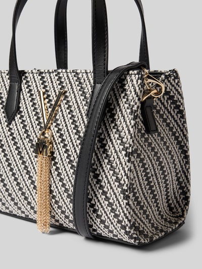 Produktfoto, schwarz-weiß gemusterte Handtasche mit Tragehenkeln Modell 'DIVINA SUMMER' von VALENTINO BAGS, goldfarbene Label-Applikation, Baumwoll-Mix, 17 cm lang, 16 cm breit, 11 cm tief, Schulterriemen 120 cm, Reißverschluss, strukturierte Oberfläche
