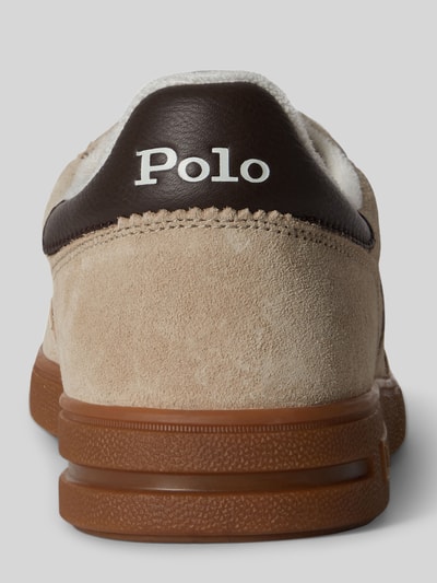 Produktfoto, Low Top Sneaker aus Veloursleder von Polo Ralph Lauren, beiger Rauleder-Schuh mit braunem Fersenbereich, Logo-Stitching, strukturierte Sohle.