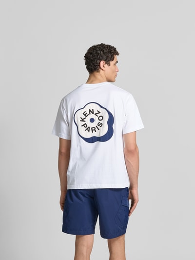 Männermodel trägt Herren T-Shirt mit Rundhalsausschnitt von Kenzo, Reine Baumwolle, Relaxed-Fit, Logo-Stitching, Kurzärmelig, Rückenlänge 68 cm, Ganzkörperansicht Rückansicht.