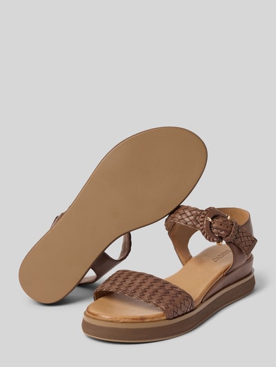Produktfoto, Sandalen aus echtem Leder in Flecht-Optik von INUOVO in Braun, abgerundete Passform, offene Ferse, glatte Sohle, Absatzhöhe 5 cm