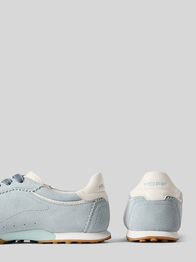 Produktfoto, Sneaker aus echtem Leder Modell 'BRIDGE' von HOFF, hellblau und cremefarben, strukturierte Sohle, abgerundete Form, Label-Print